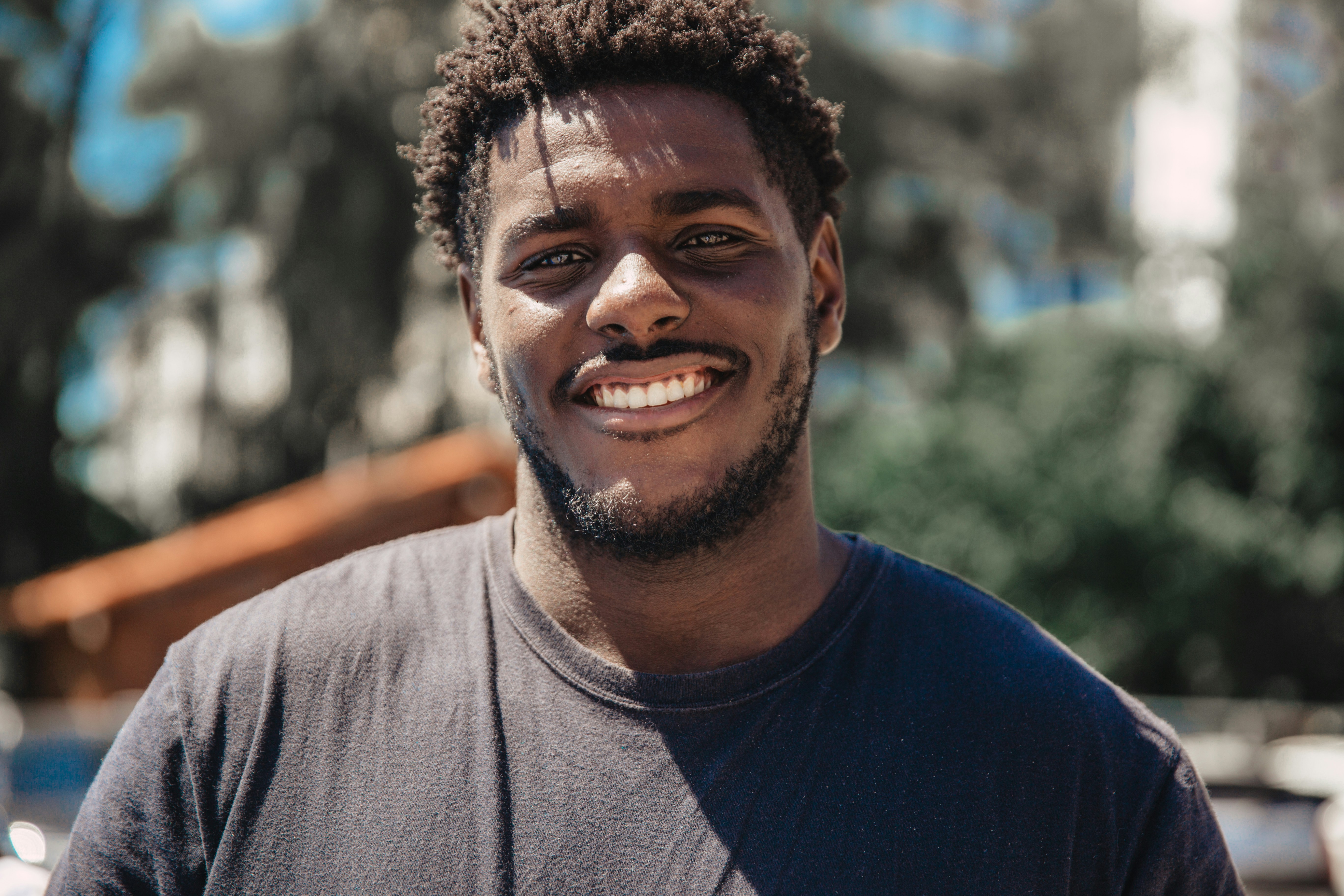 Portrait de Thomas, étudiant souriant